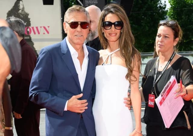 Amal Clooney: Weißes Kleid & silberne Accessoires in London