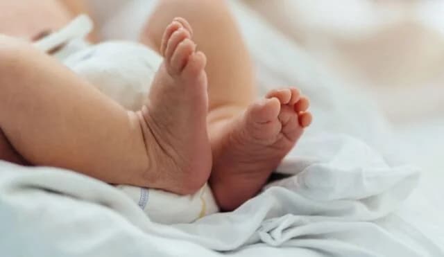 Verletztes Baby in Thiva: Behörden suchen Eltern