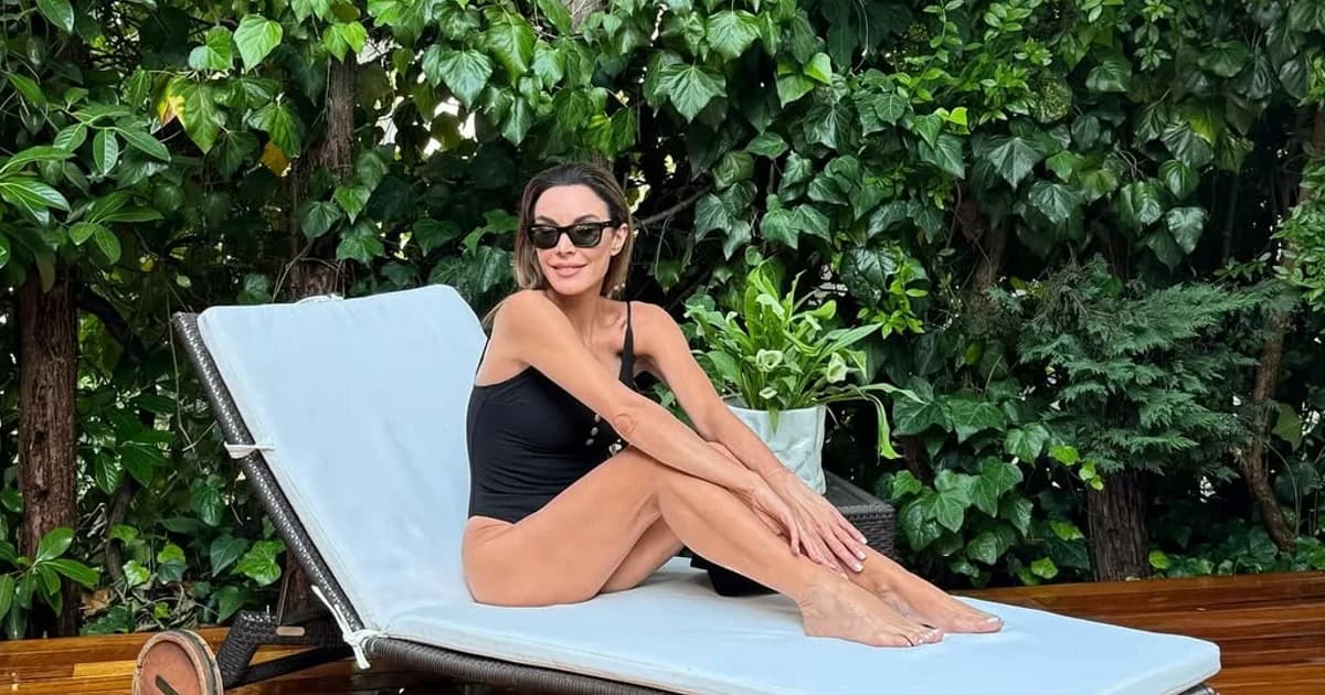 Tatiana Stefanidou: Tommy Hilfiger Badeanzug und Sonnenbaden