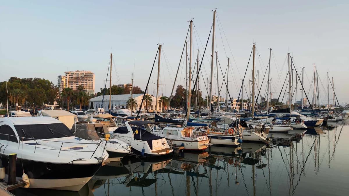 Larnaka: Maßnahmen zur Schadstoffbekämpfung nach Yacht-Untergang