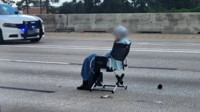德克萨斯州：女子在高速公路上持枪