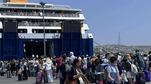 פארוס: התנגשות של צ'מפיון ג'ט 3 – מעל 1,000 נוסעים תקועים
