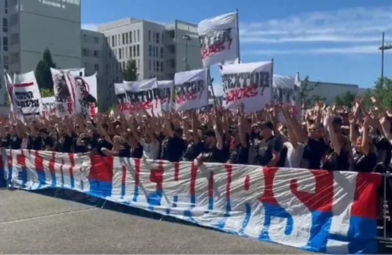 Lyon: Aficionados protestan contra Textor por las deudas