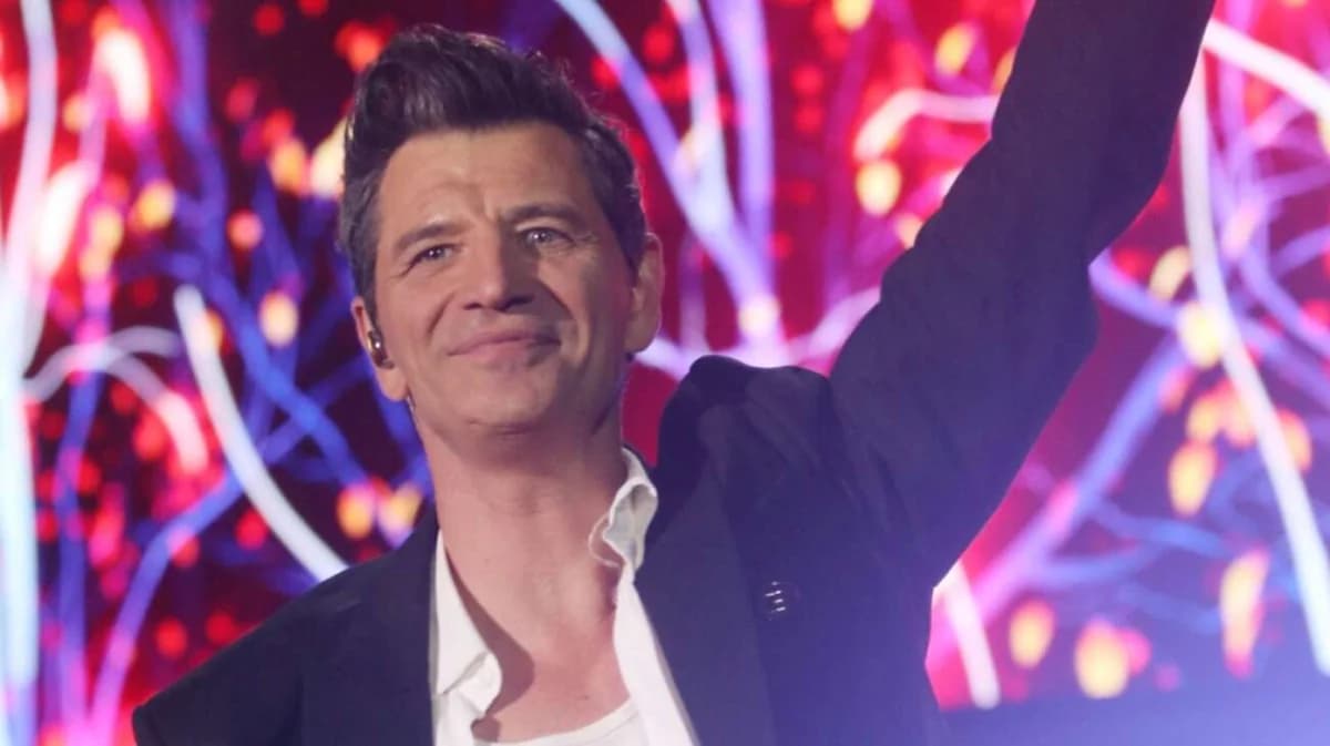 Sakis Rouvas: Pantalones rotos en el escenario en Larissa