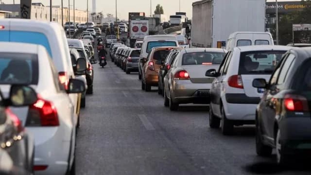 Verkehrschaos auf der Kifisos-Allee wegen Unfall in Iera Odos