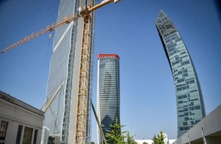 Milán: Falla en Valla Publicitaria en Rascacielos