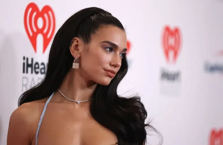 Dua Lipa ehrt Sinead O'Connor in Dublin Konzert