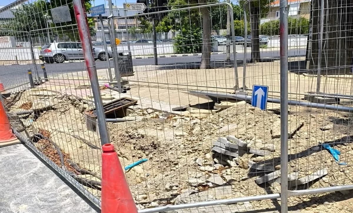 Congestión de tráfico en Nicosia por obras viales incompletas
