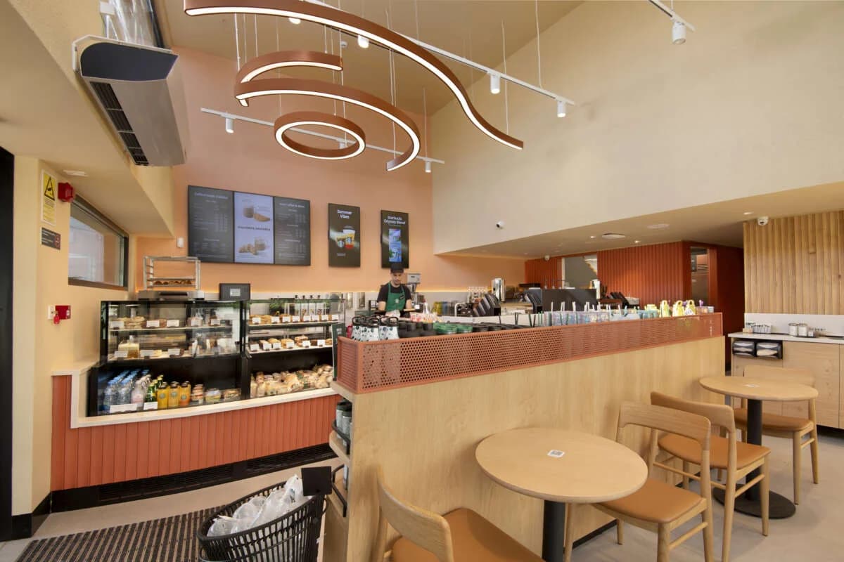 Nueva tienda Starbucks abre en Stavrou