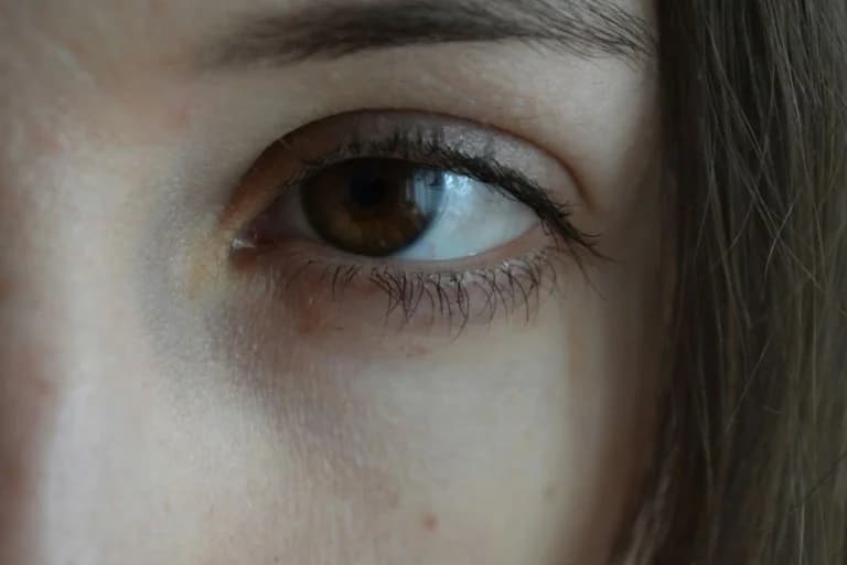 Gen Z Stare: Warum es Reaktionen auslöst und was es für junge Arbeitnehmer bedeutet