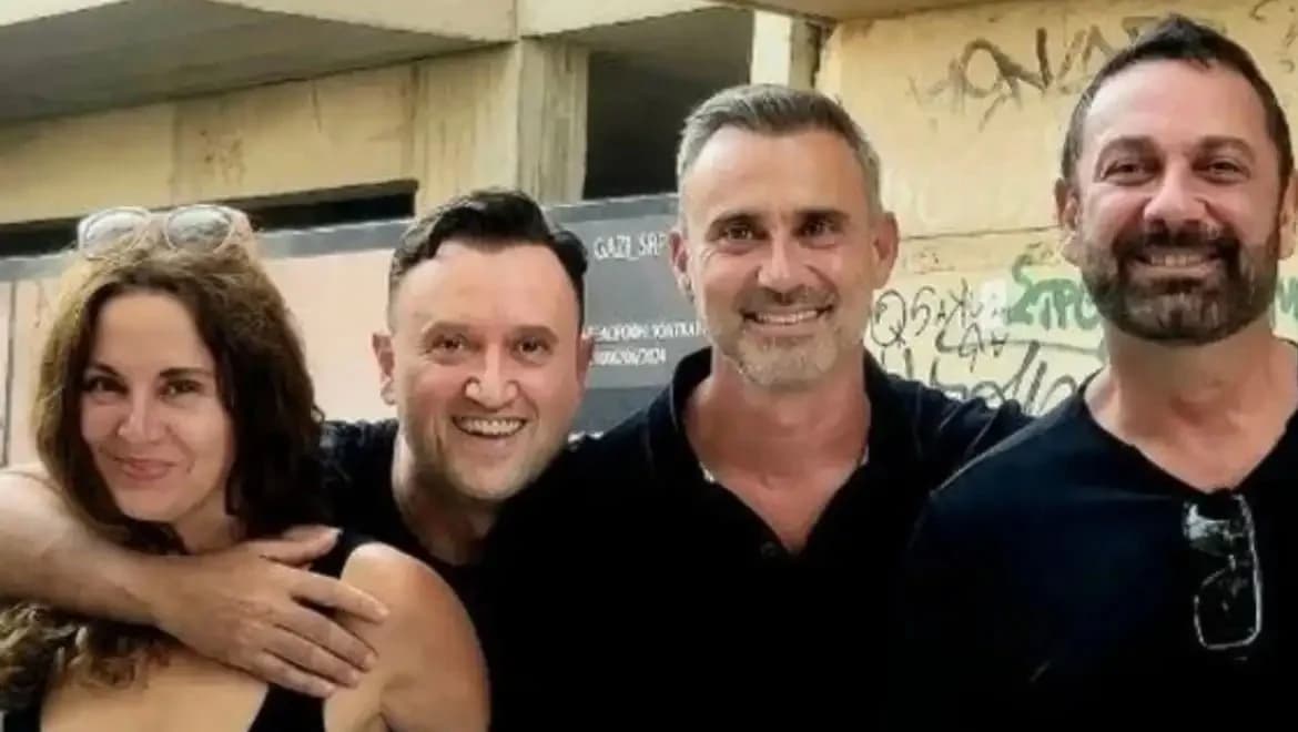Aufschrei über Foto von Schauspielern nach der Beerdigung von Gerasimos Michelis – Argyris Aggelou antwortet