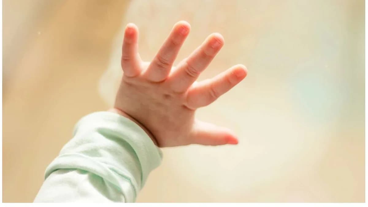 9 Monate altes Baby mit blauen Flecken im Kinderkrankenhaus – Missbrauchsuntersuchung
