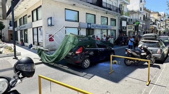 Gerüst stürzt in Ierapetra, Kreta, auf Auto