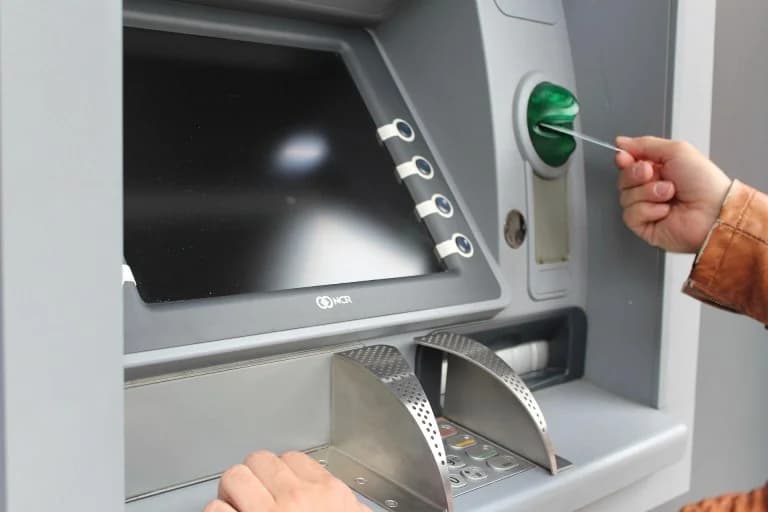 Eliminación de comisiones de cajeros automáticos tras intervención