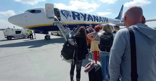 Ryanair Considers Increasing Bonus for Identifying Overweight Luggage