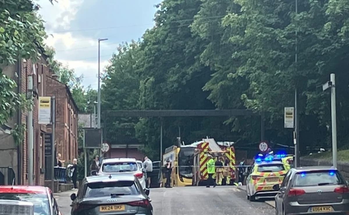 Manchester: Autobús choca contra puente, 15 heridos