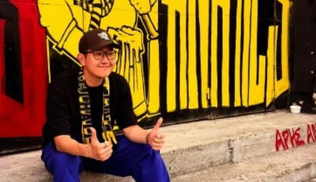 Richard Xiao visita Alexandrio y escribe "Aris Recuerda" en griego