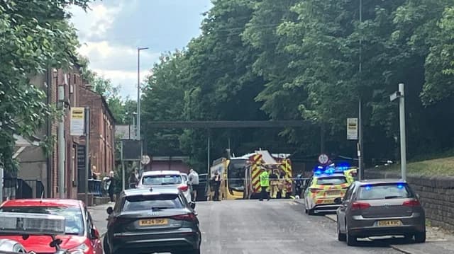 Manchester: Autobús choca contra un puente, 15 heridos