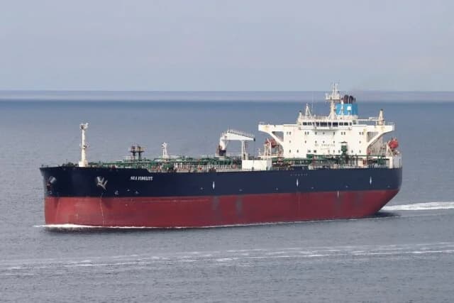 Großbritannien sanktioniert 135 russische Tanker und 2 Reedereien