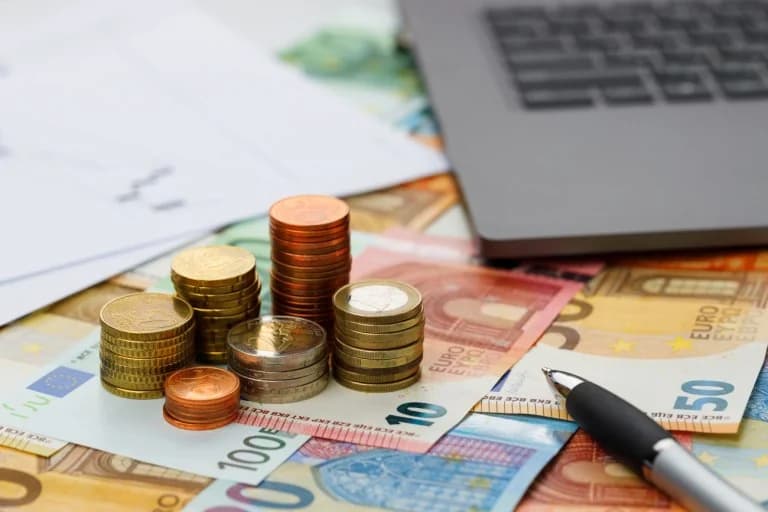 EFKA: הודעות על תשלומים נוספים ל-200,000 בעלי מקצועות חופשיים
