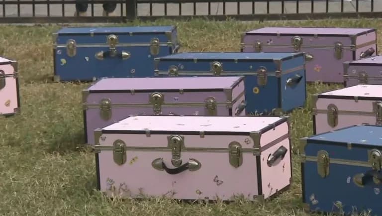 Casa Blanca: Padres dejan cofres para víctimas de inundación en campamento de Texas