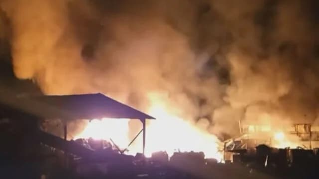 Φωτιά σε χώρο ανακύκλωσης στη Μόρια Μυτιλήνης: Μήνυμα 112 για παραμονή σε εσωτερικούς χώρους