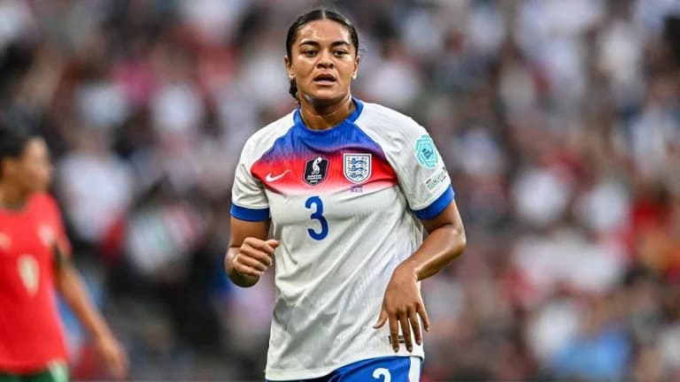 Infantino unterstützt Jess Carter nach rassistischen Beleidigungen