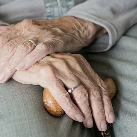 Maßnahmen zum Schutz älterer Menschen in Pflegeheimen aufgrund von Hitzewellen