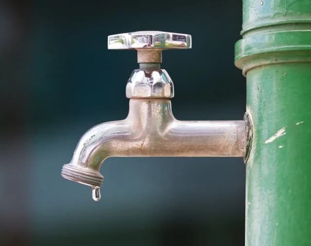 Dringende Bekanntmachung zur Wasserversorgung in Examilia, Korinth