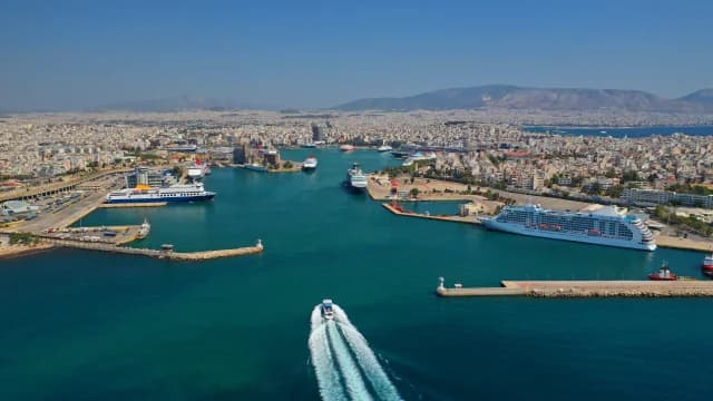 Снижение пассажиропотока на греческие острова: -20% на Санторини, -15% на Миконосе