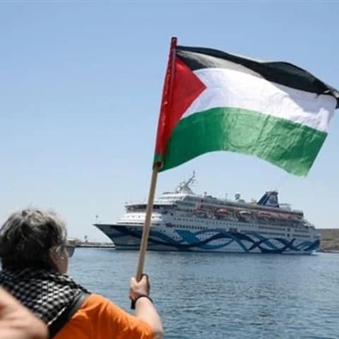 Kreuzfahrtschiff mit israelischen Touristen legt nach Blockade in Syros in Zypern an