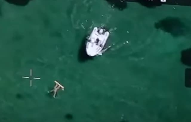 Rettungsdrohnen: Werfen Schwimmern in Vari-Voula-Vouliagmeni Schwimmwesten zu
