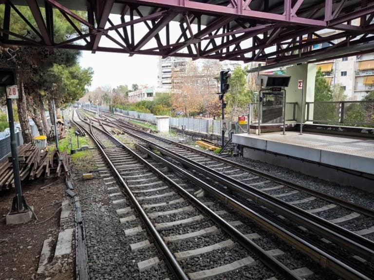 Man Found Dead on ISAP Railway Tracks in Rizoupoli