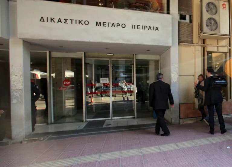 El Pireo: Juez Atacado por Roma a las afueras del juzgado