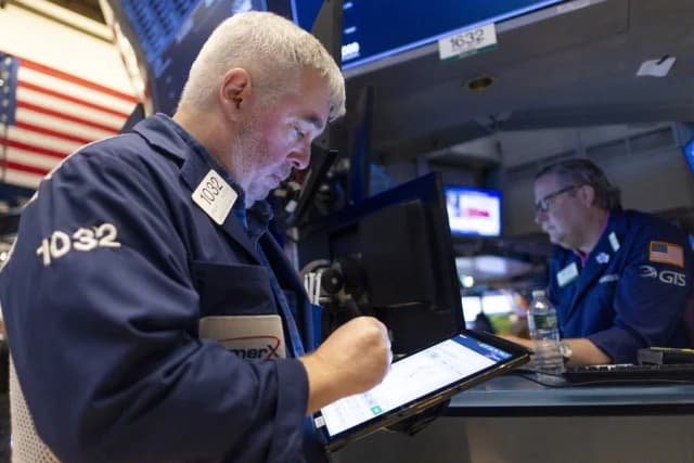 Wall Street Hits New Highs: S&P 500 and Nasdaq Set Records