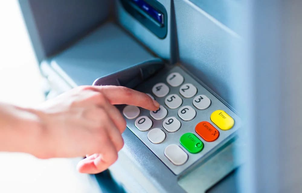 Disminución de cajeros automáticos en la Eurozona: Aumento de los pagos con tarjeta en Chipre