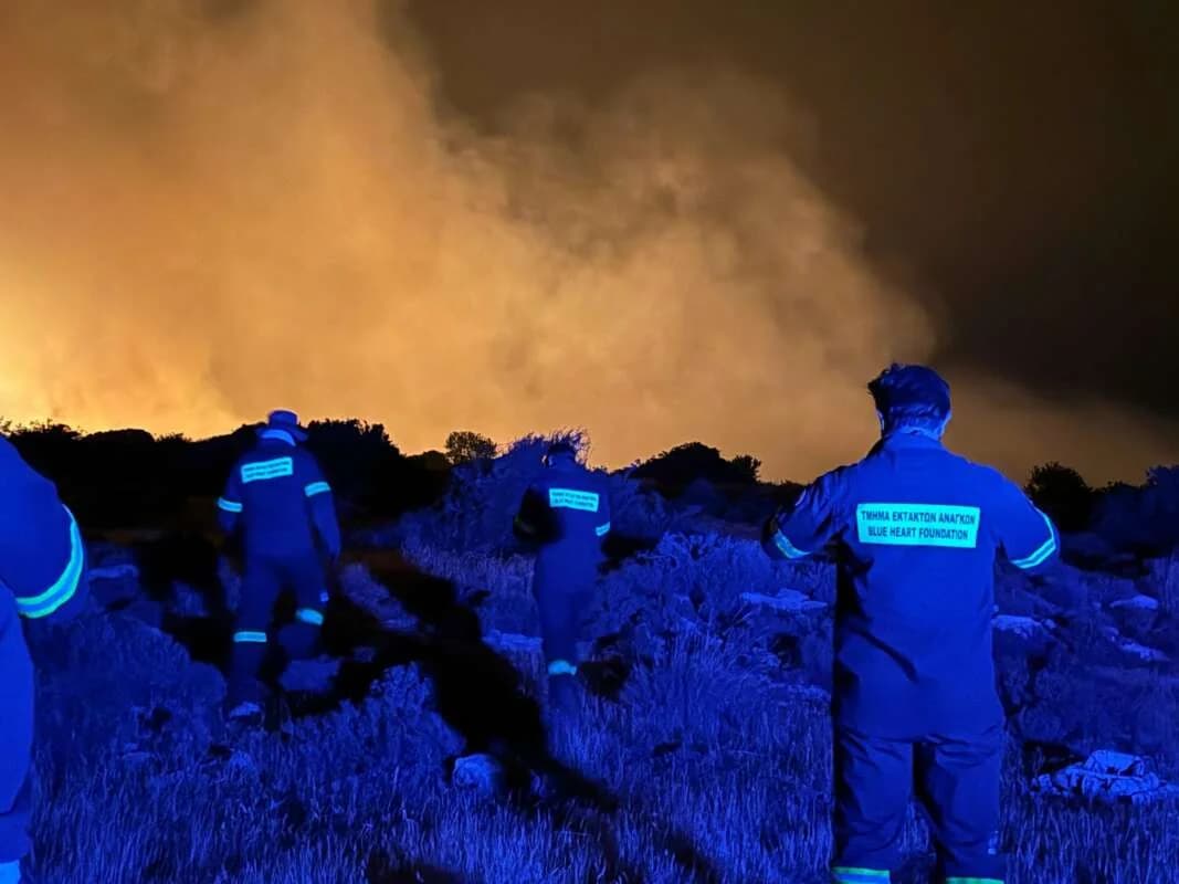 Εθελοντές του Blue Heart Foundation στην πρώτη γραμμή της πυρκαγιάς