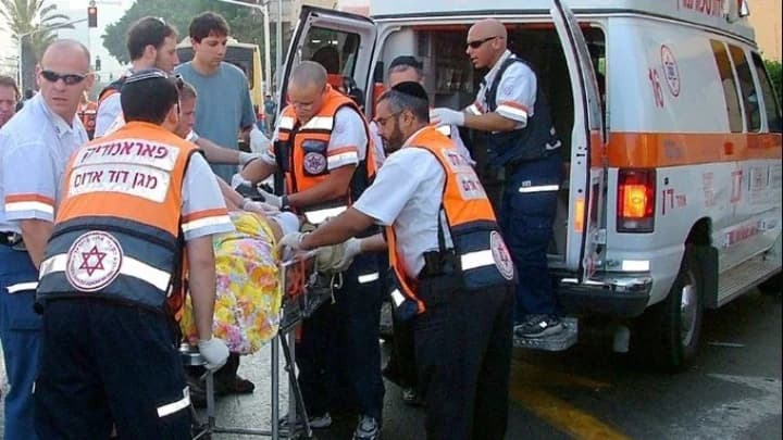 Israel: Acht Verletzte, nachdem Auto Bushaltestelle erfasst