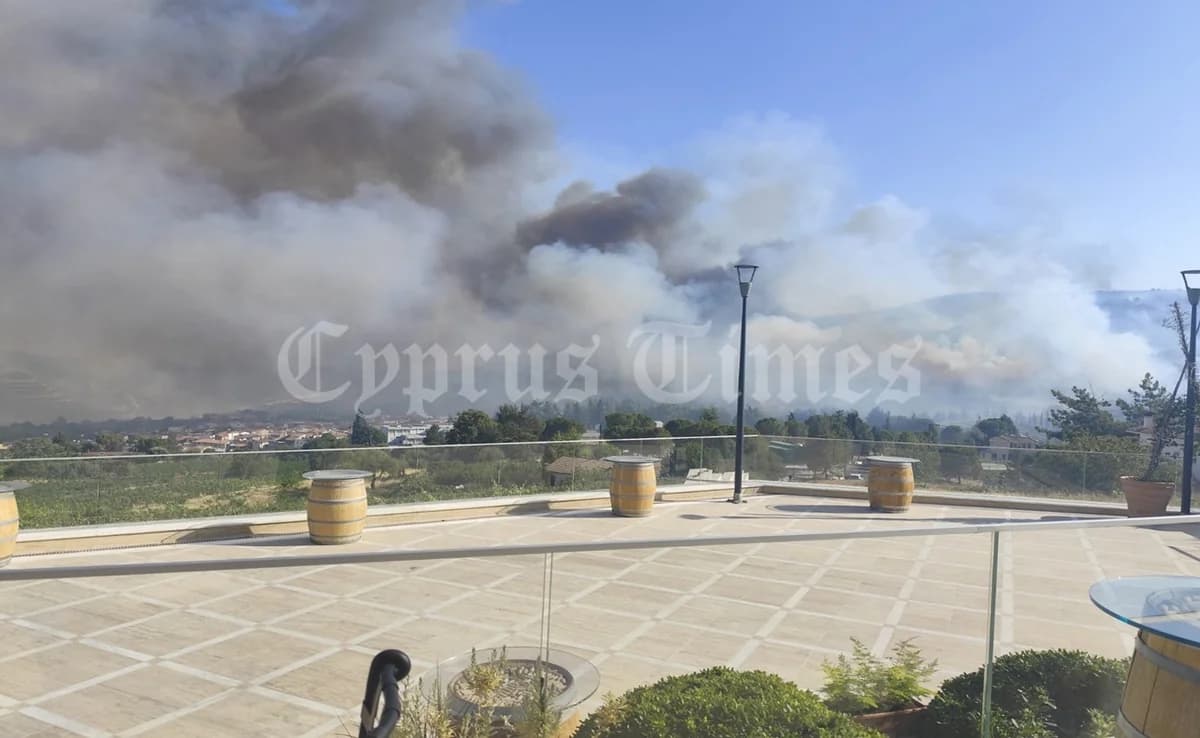 Όμοδος: Ηλικιωμένο ζευγάρι αρνείται να εγκαταλείψει το σπίτι του εν μέσω πυρκαγιάς