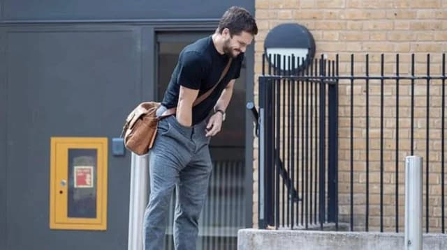 ¿Por qué los hombres se meten las manos en los pantalones?: La explicación
