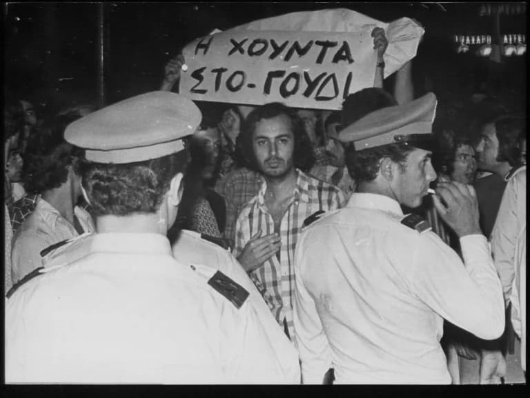 Transición Democrática: Una Brecha Abierta en la Sociedad Griega