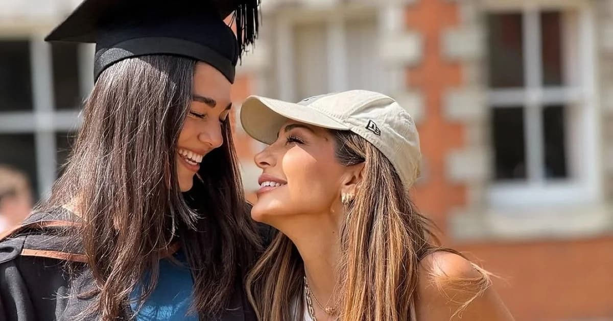 Η Δέσποινα Βανδή στο Λονδίνο για την αποφοίτηση της κόρης της, Μελίνας Νικολαΐδη