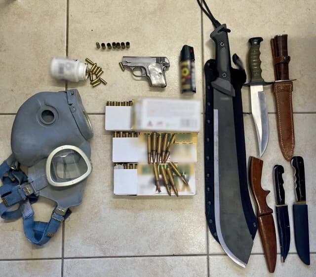 Patras: Mann wegen Waffendrohung verhaftet – Arsenal zu Hause gefunden