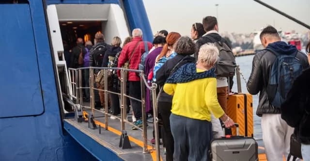 Aumento del tráfico en los puertos de Ática: Más de 74.000 salidas