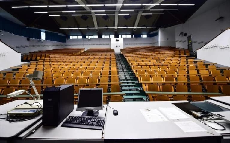פסוק מבקרת את האוניברסיטאות ואת הצעת החוק של פייראקאקיס