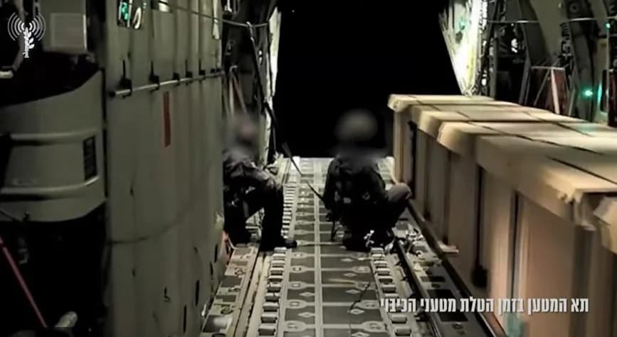 מטוסי C-130 ישראליים מטילים חומר מעכב בעירה על הרי לימסול הבוערים