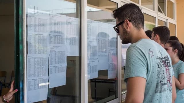 Анализ вступительных баллов в университеты: факультеты с ростом и падением