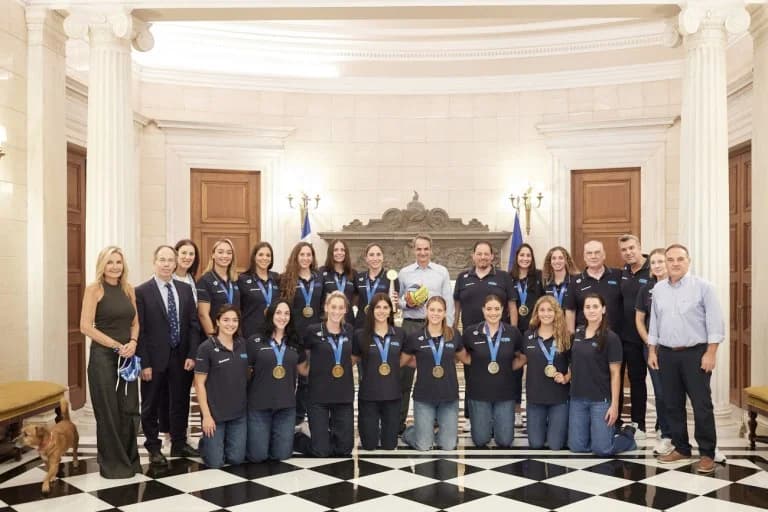 Μητσοτάκης και Γκραμπόφσκι υποδέχθηκαν την εθνική ομάδα πόλο γυναικών