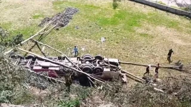 טרגדיה בפרו: 15 הרוגים לאחר שאוטובוס צנח לתוך ערוץ