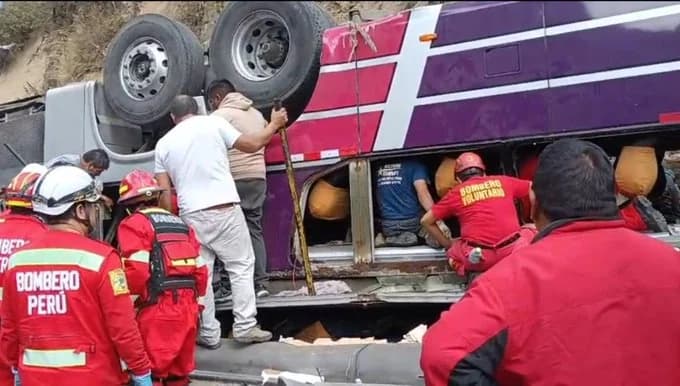 Perú: Al menos 15 muertos al caer autobús a un barranco